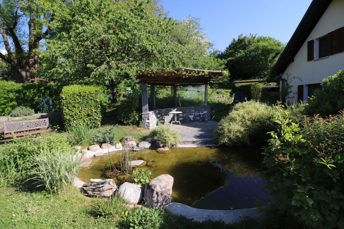 A must-see! A charming, renovated villa set on a magnificent lot of over 2,000 m², in a quiet location with panoramic views of the lake and the Alps.