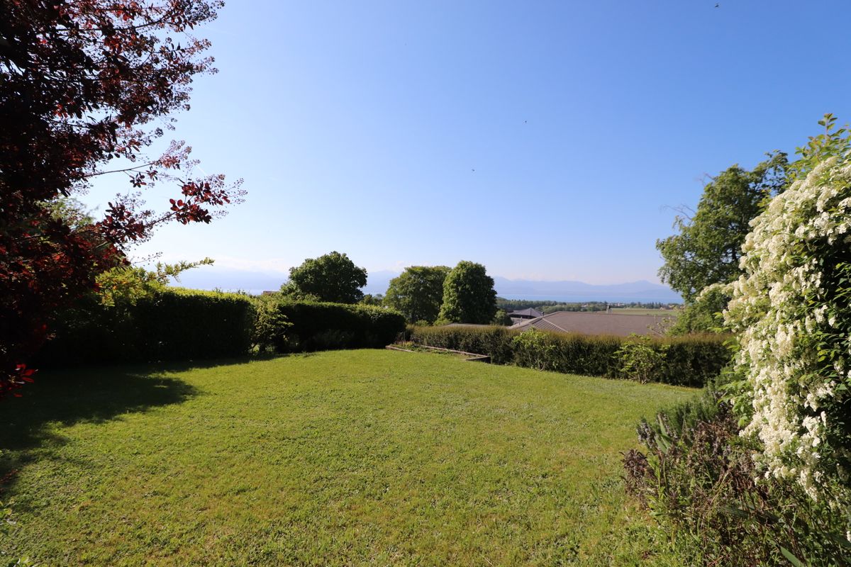 A must-see! A charming, renovated villa set on a magnificent lot of over 2,000 m², in a quiet location with panoramic views of the lake and the Alps.