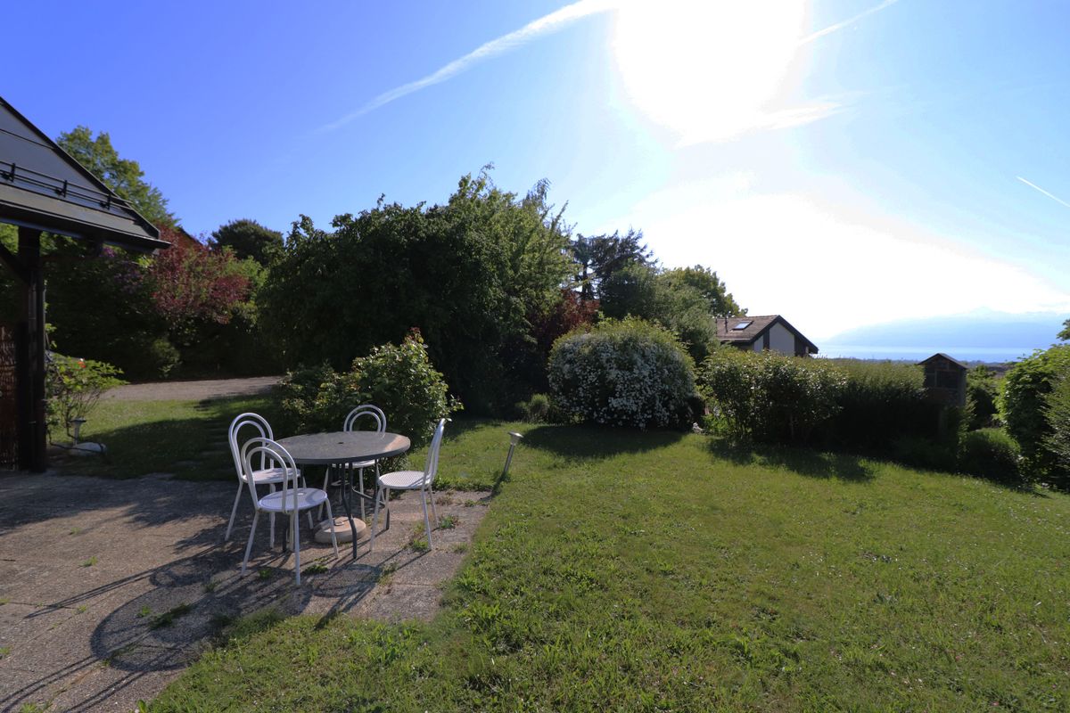 A must-see! A charming, renovated villa set on a magnificent lot of over 2,000 m², in a quiet location with panoramic views of the lake and the Alps.