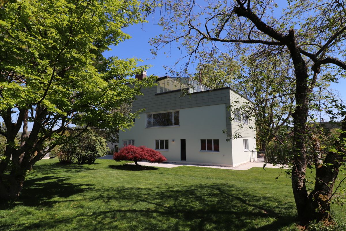 A 9 minutes d’Echallens, rare et exceptionnelle maison d’architecte, style Le Corbusier, entièrement rénovée, grands volumes, magnifique parc