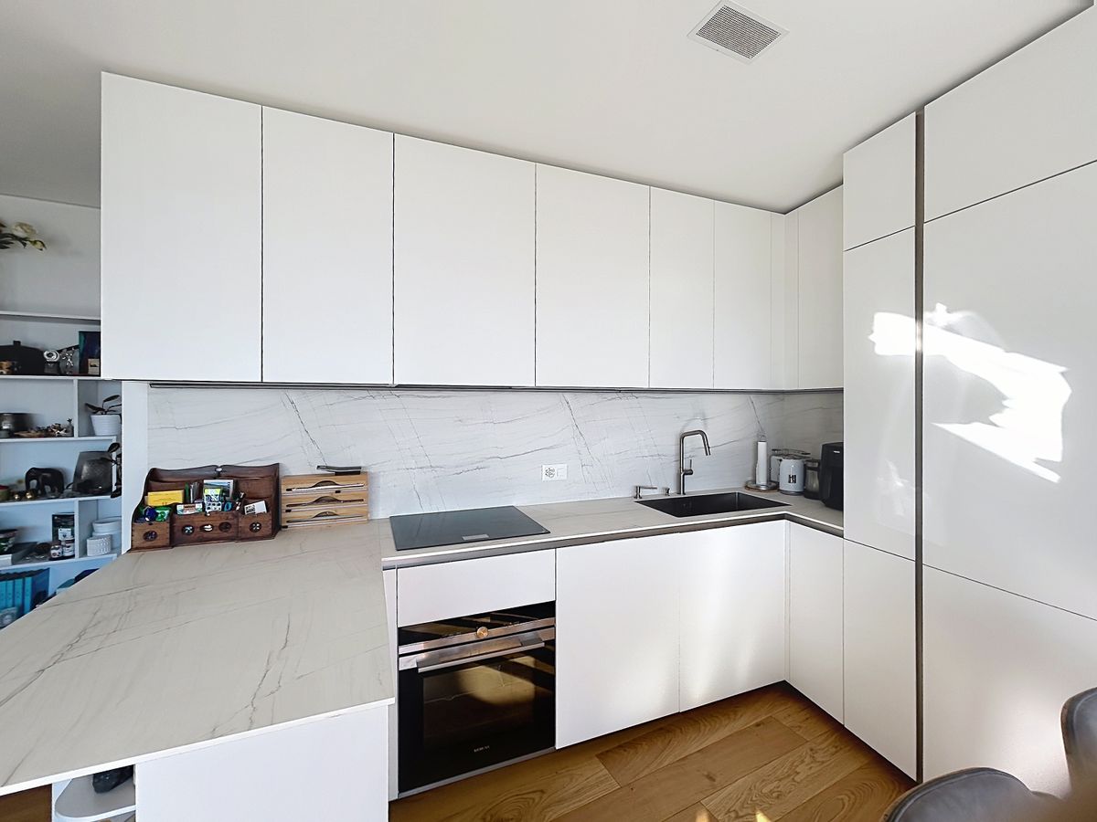 Magnifique opportunité! à 6 minutes à pied de la gare, appartement récent avec deux chambres, terrasse et jardin, vue panoramique sur le lac et les Alpes, une place de parc extérieure.