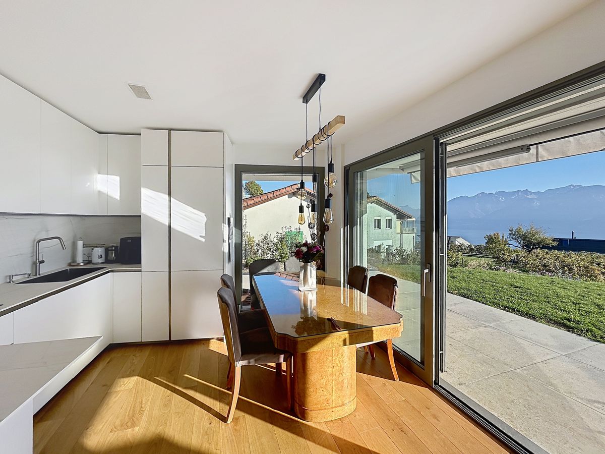 Magnifique opportunité! à 6 minutes à pied de la gare, appartement récent avec deux chambres, terrasse et jardin, vue panoramique sur le lac et les Alpes, une place de parc extérieure.